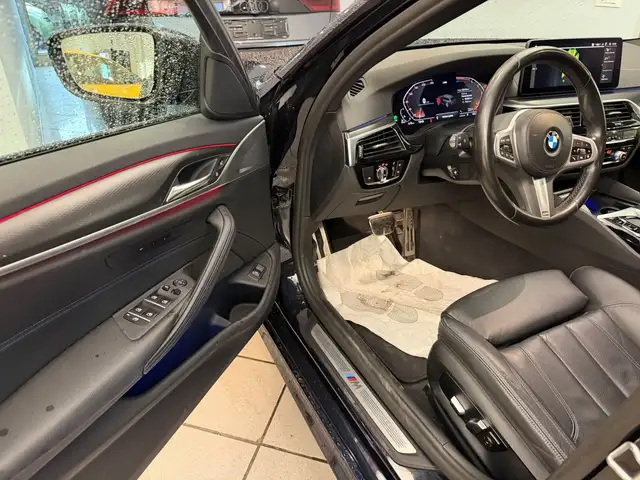 BMW 5 Series view 10