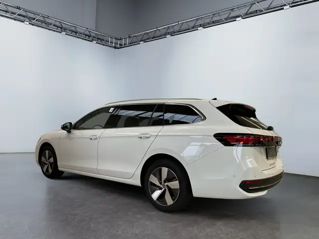 Volkswagen Passat view 4