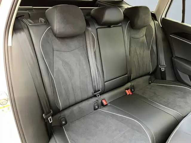 Volkswagen Passat view 11