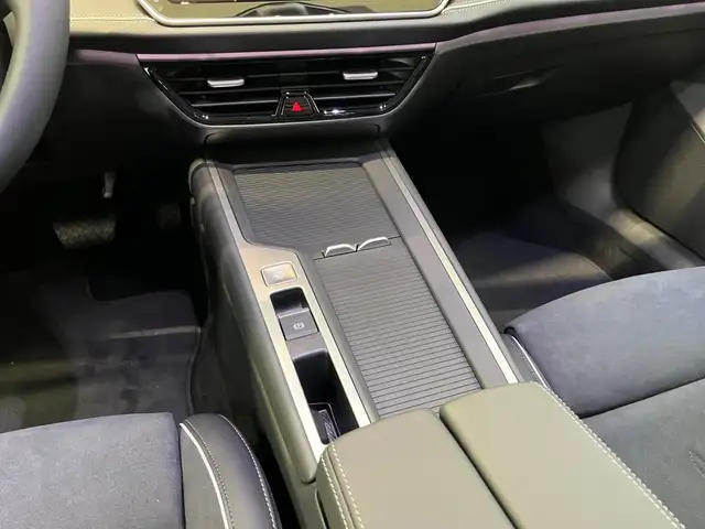 Volkswagen Passat view 9