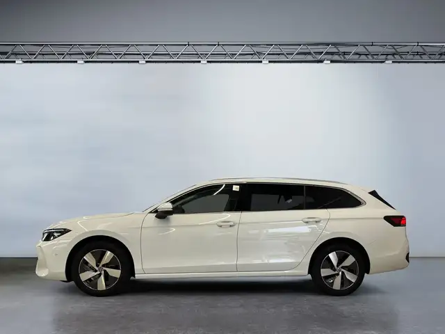 Volkswagen Passat view 3
