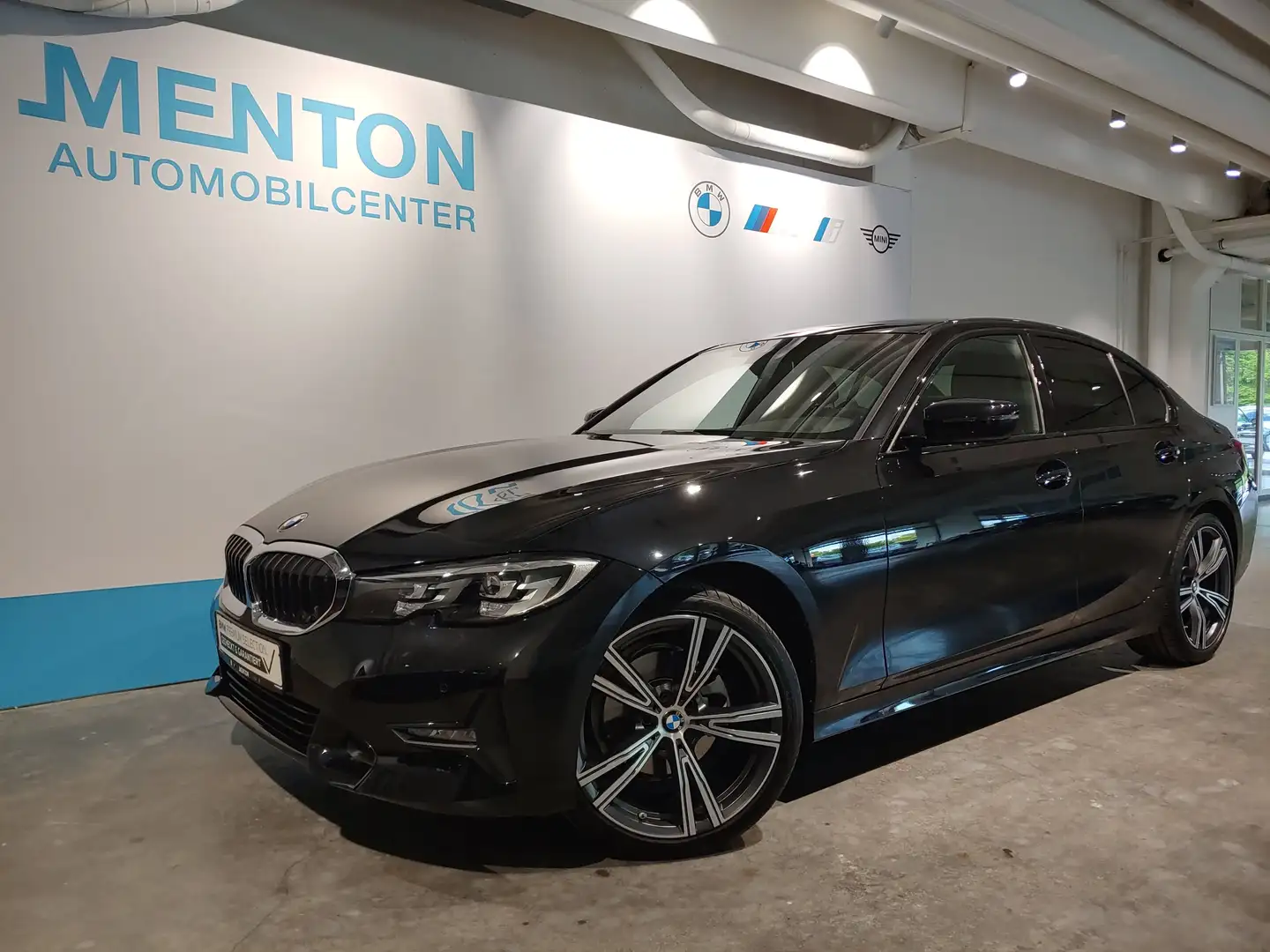 BMW 320 i A Sport Line DAB LED WLAN Tempomat Shz PDC Zwart - 2