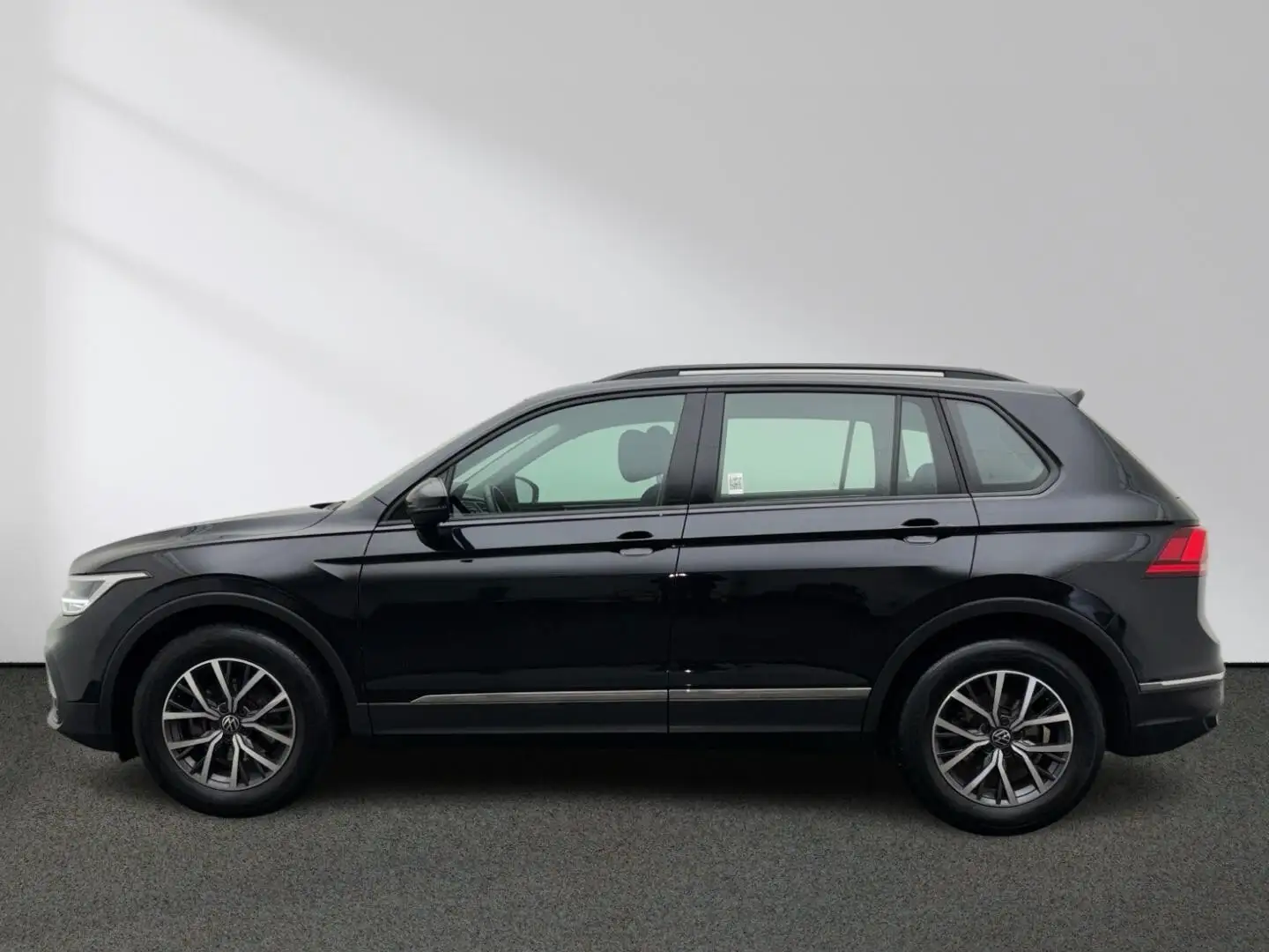 Volkswagen Tiguan Life 2.0 TDI Komfort-Sitz CarPlay LED AHK Noir - 2