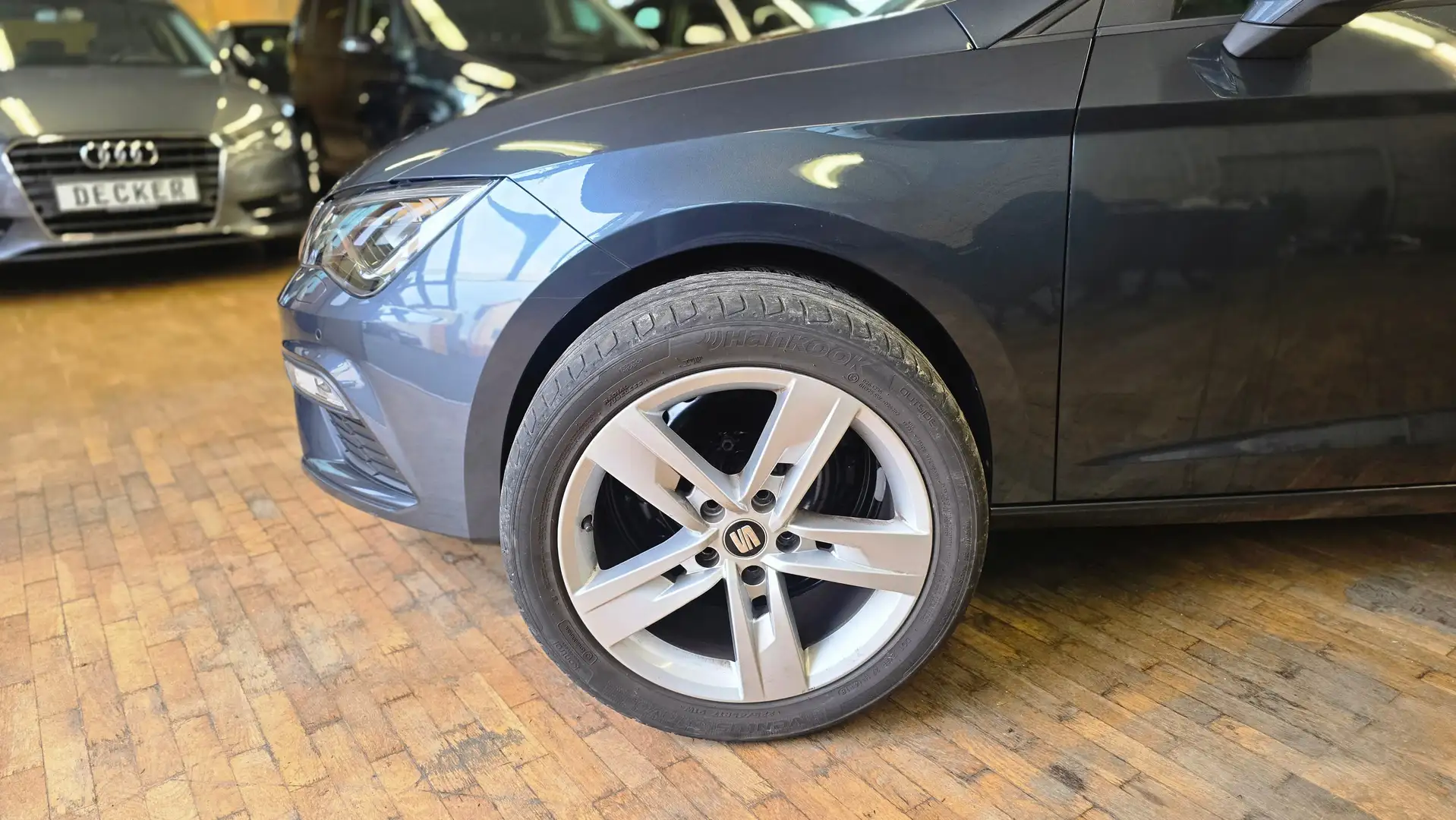 SEAT Leon FR 1.5l TSI LED KAM SHZ PDC KEYLESS 2HAND BEATS Grau - 2