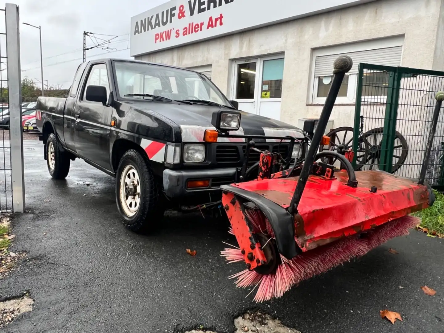 Nissan Pick Up 4x4 Schneepflug Negru - 1