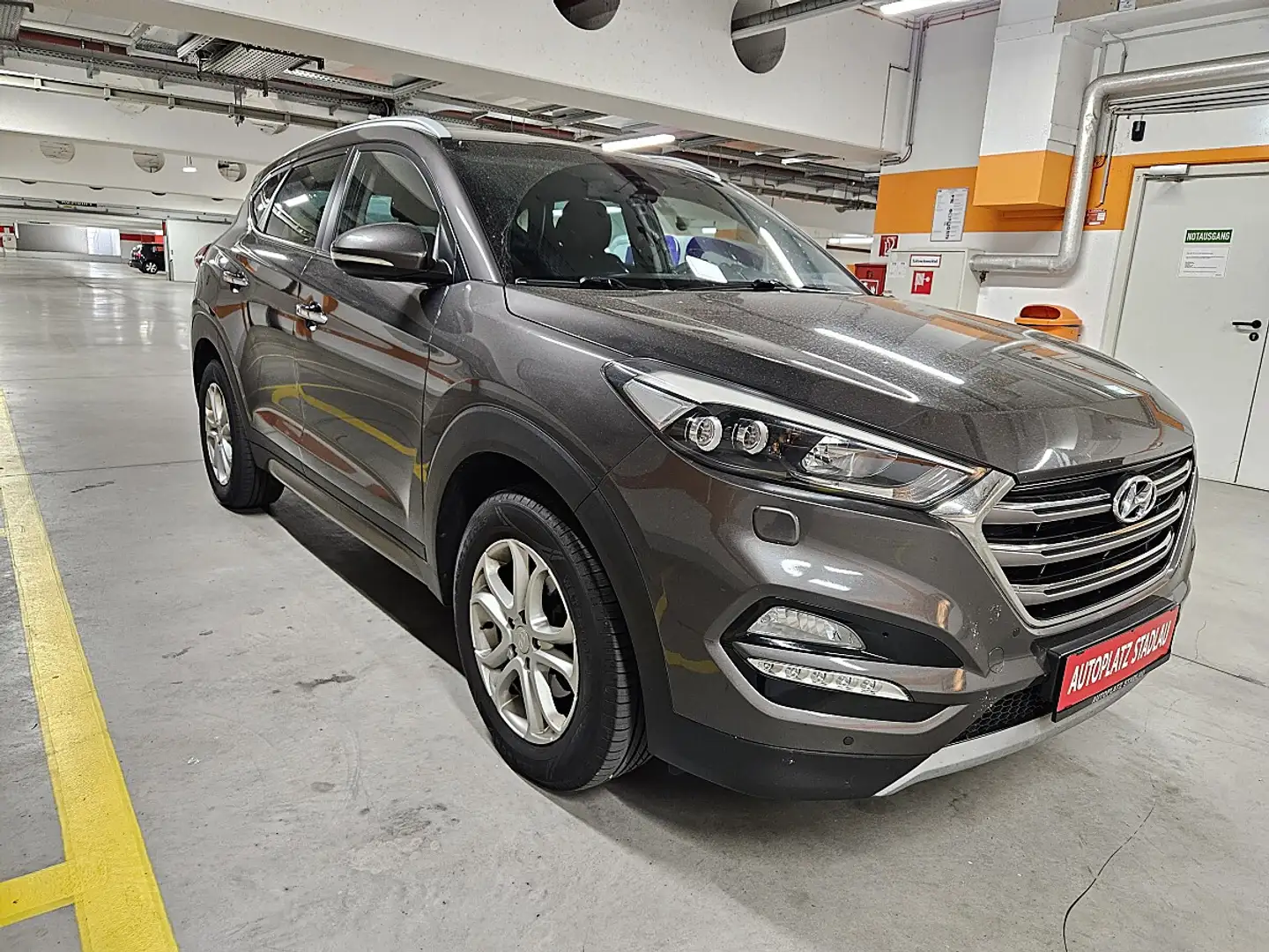 Hyundai TUCSON Tucson 2,0 CRDi 2WD Style Aut. Schwarz - 2