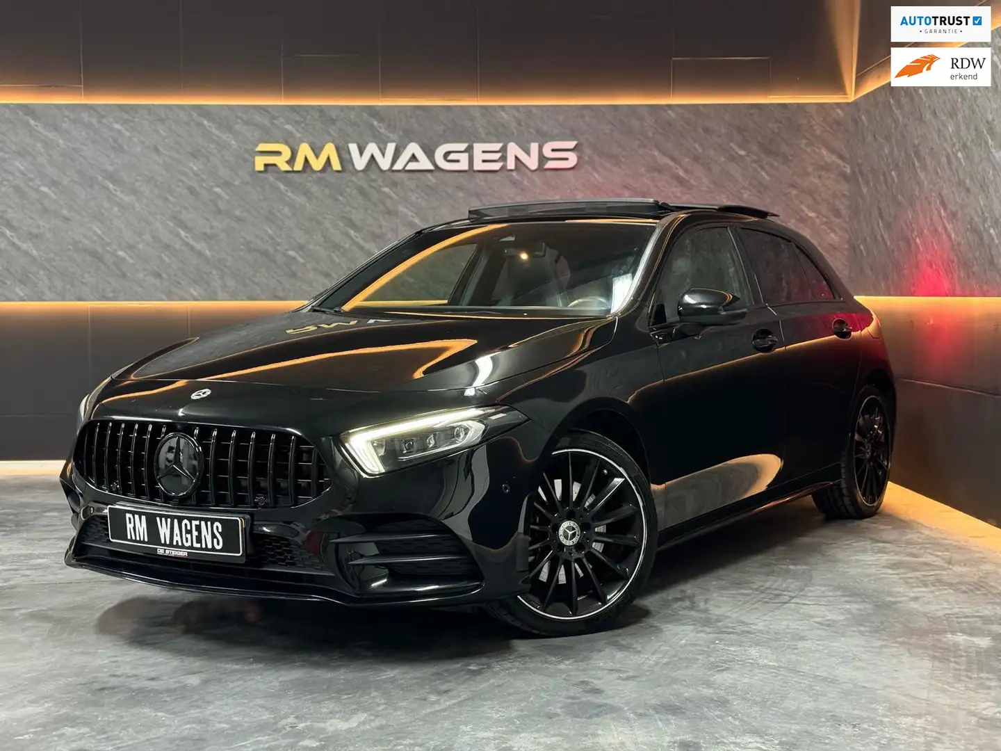 Mercedes-Benz A 250 A-klasse 250e AMG|PANO|SFEERV|360CAM|CARPLAY Zwart - 1