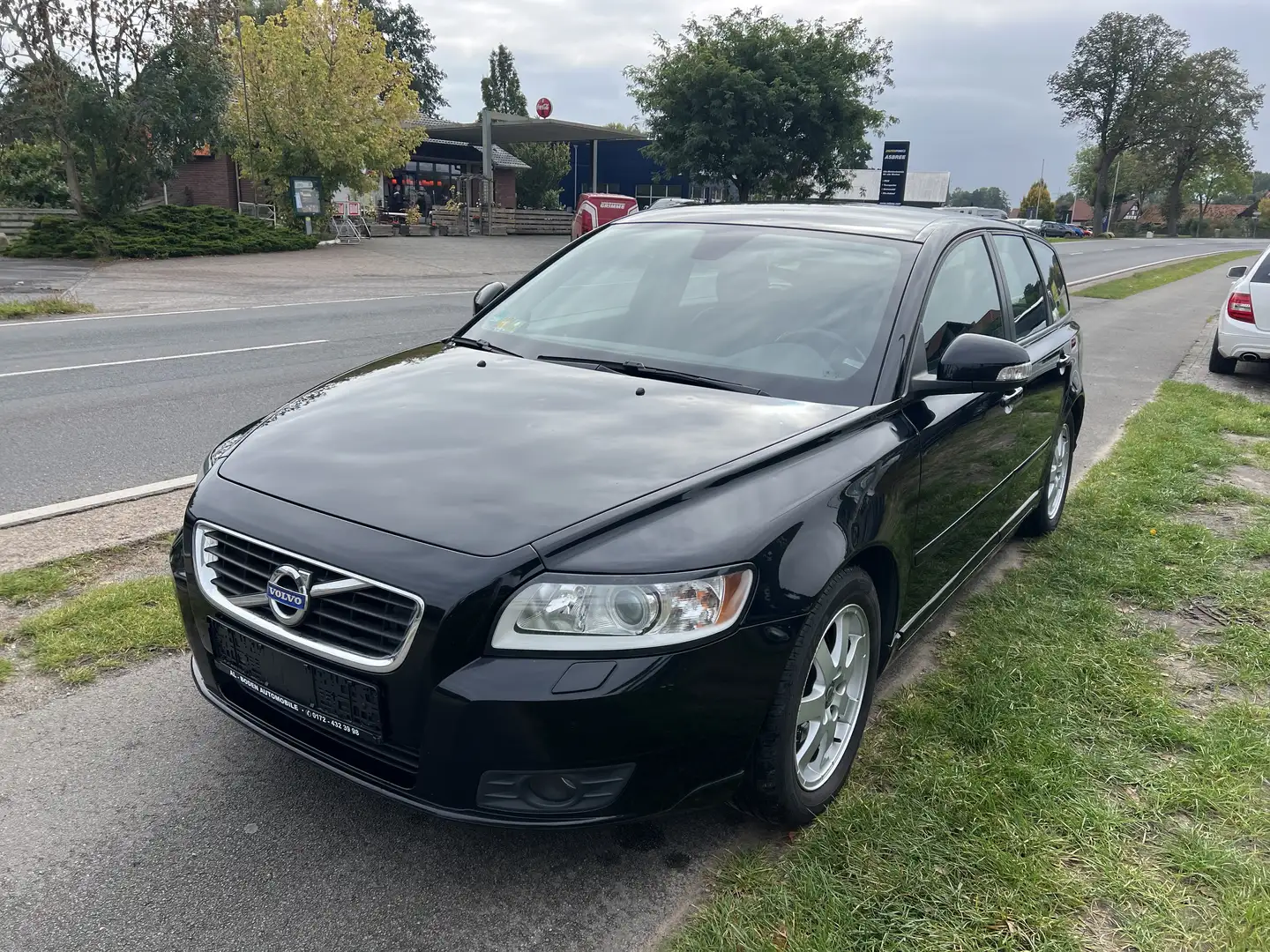 Volvo V50 D2 Momentum Klima Schwarz - 2