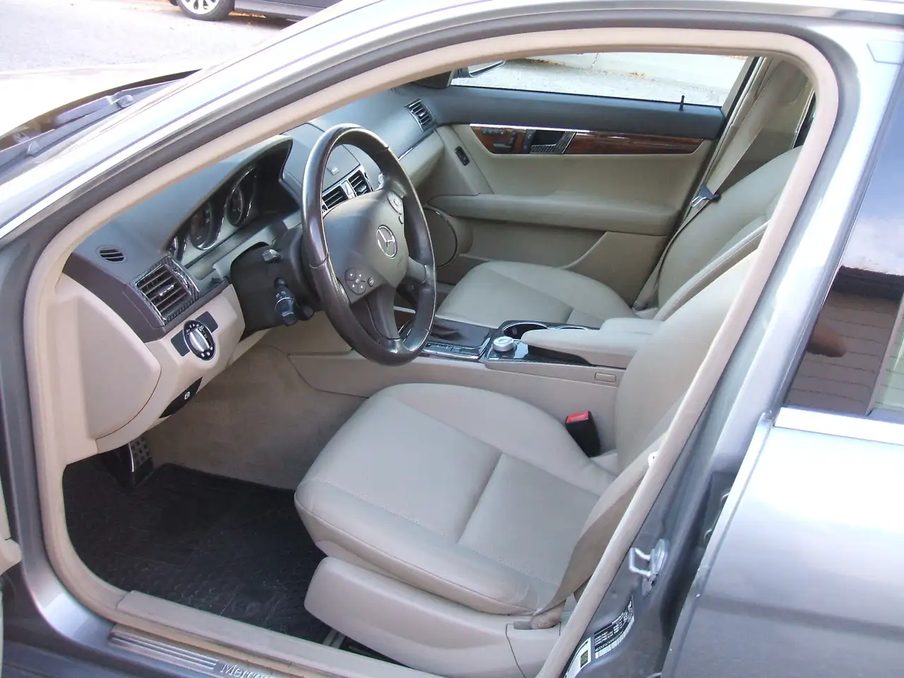Mercedes-Benz C-Class снимка Mercedes-Benz C-Class