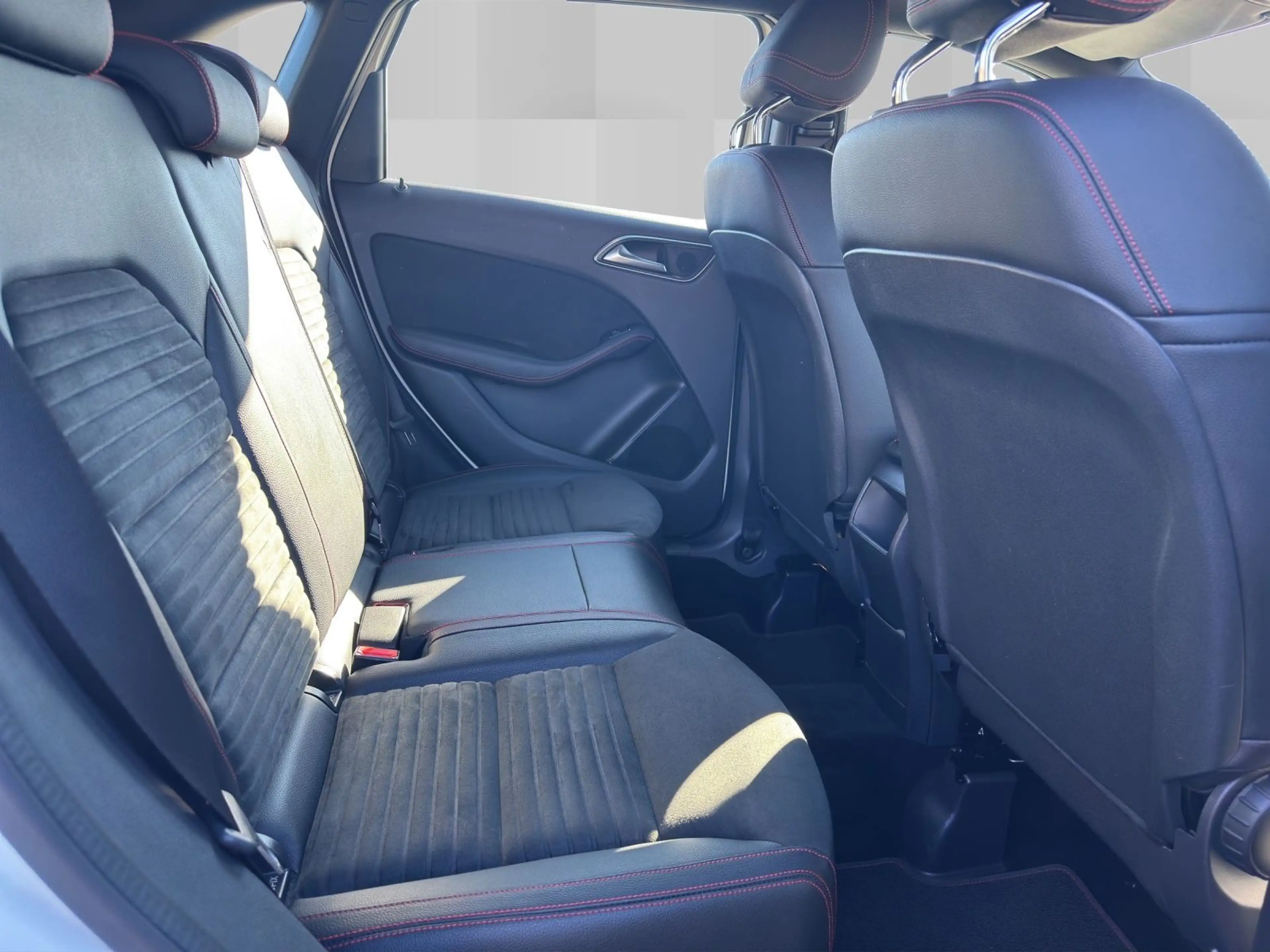 Mercedes-Benz B 220 CDI 4Matic 7G-DCT AMG Line LED NAV SHZ RFK — photo 14