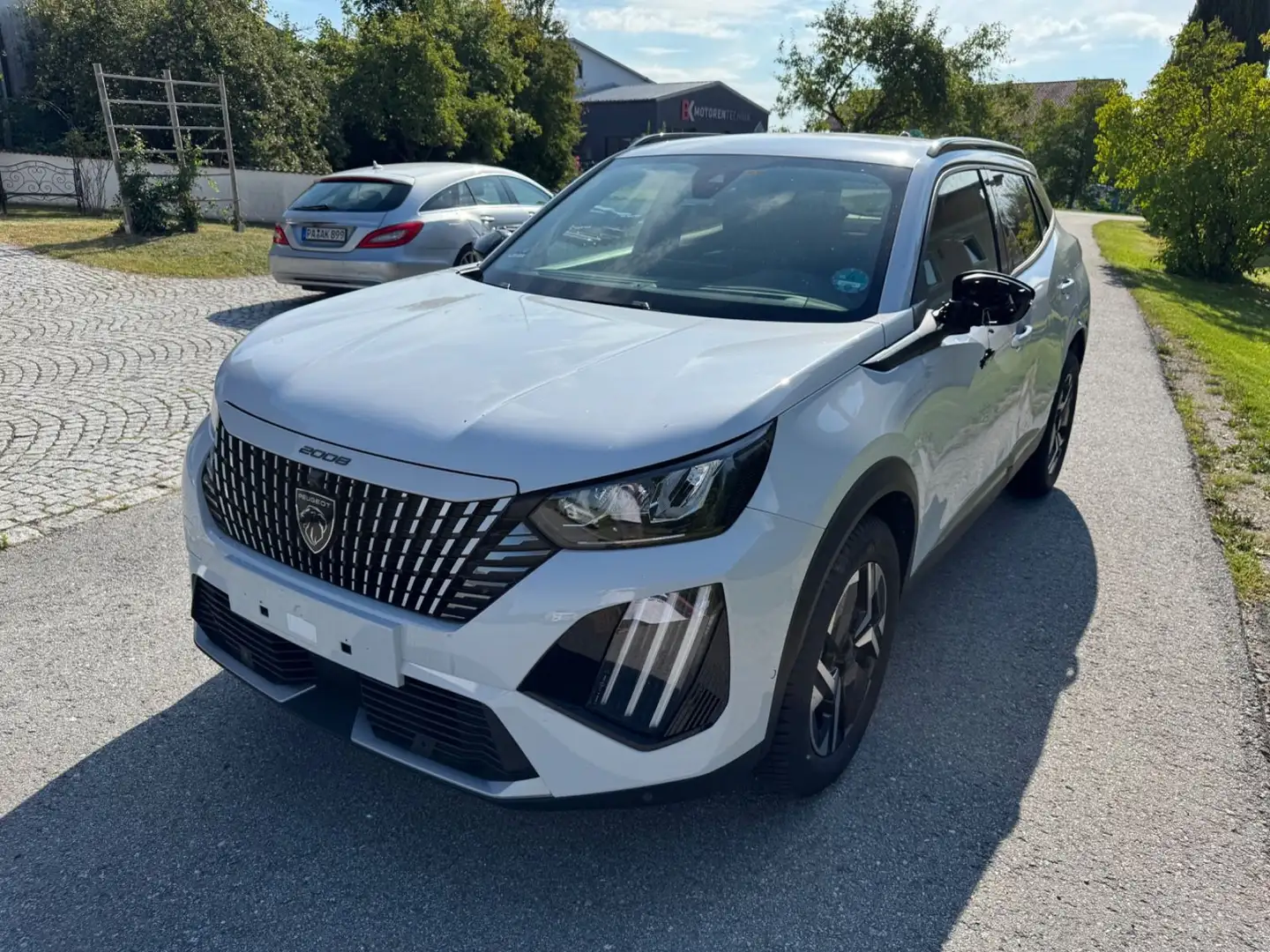 Peugeot 2008 Hybrid 136 Allure Weiß - 2