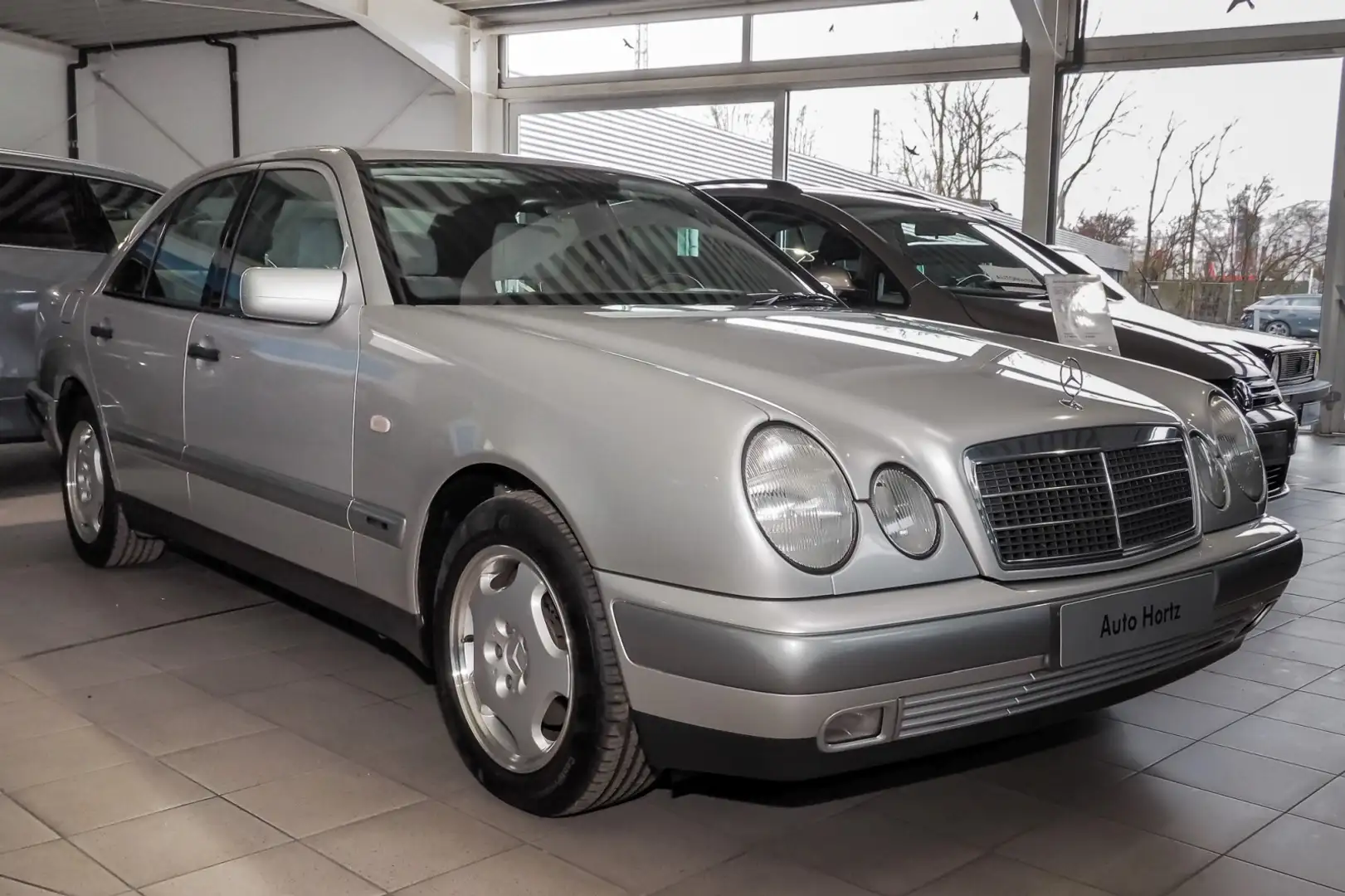 Mercedes-Benz 230E Classic, 110 kw, Automatik, Klimaautomatik Argent - 2