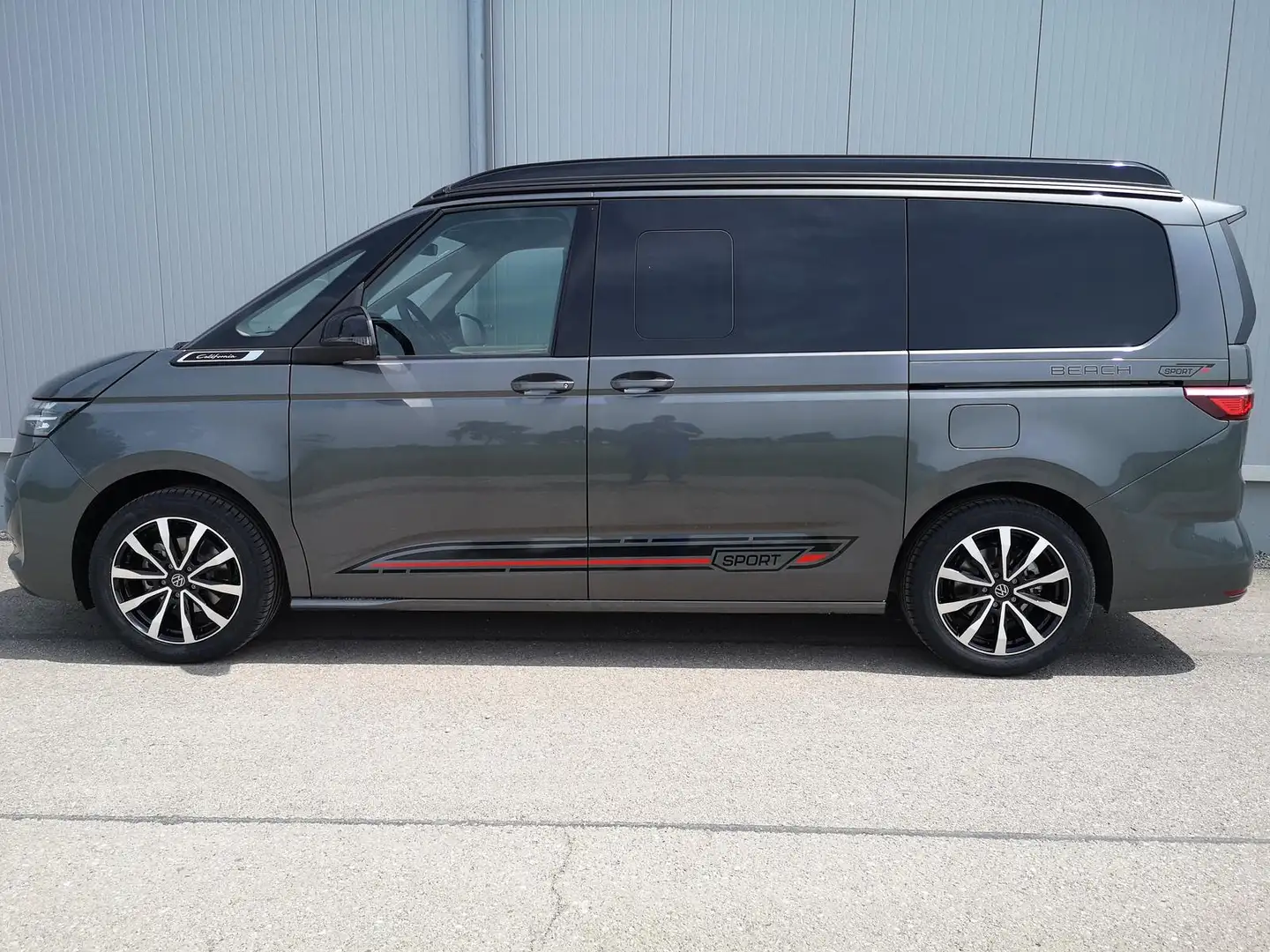 Volkswagen T7 California T7 2.0TDI DSG California Beach Sport Edition 8 Fac Šedá - 2