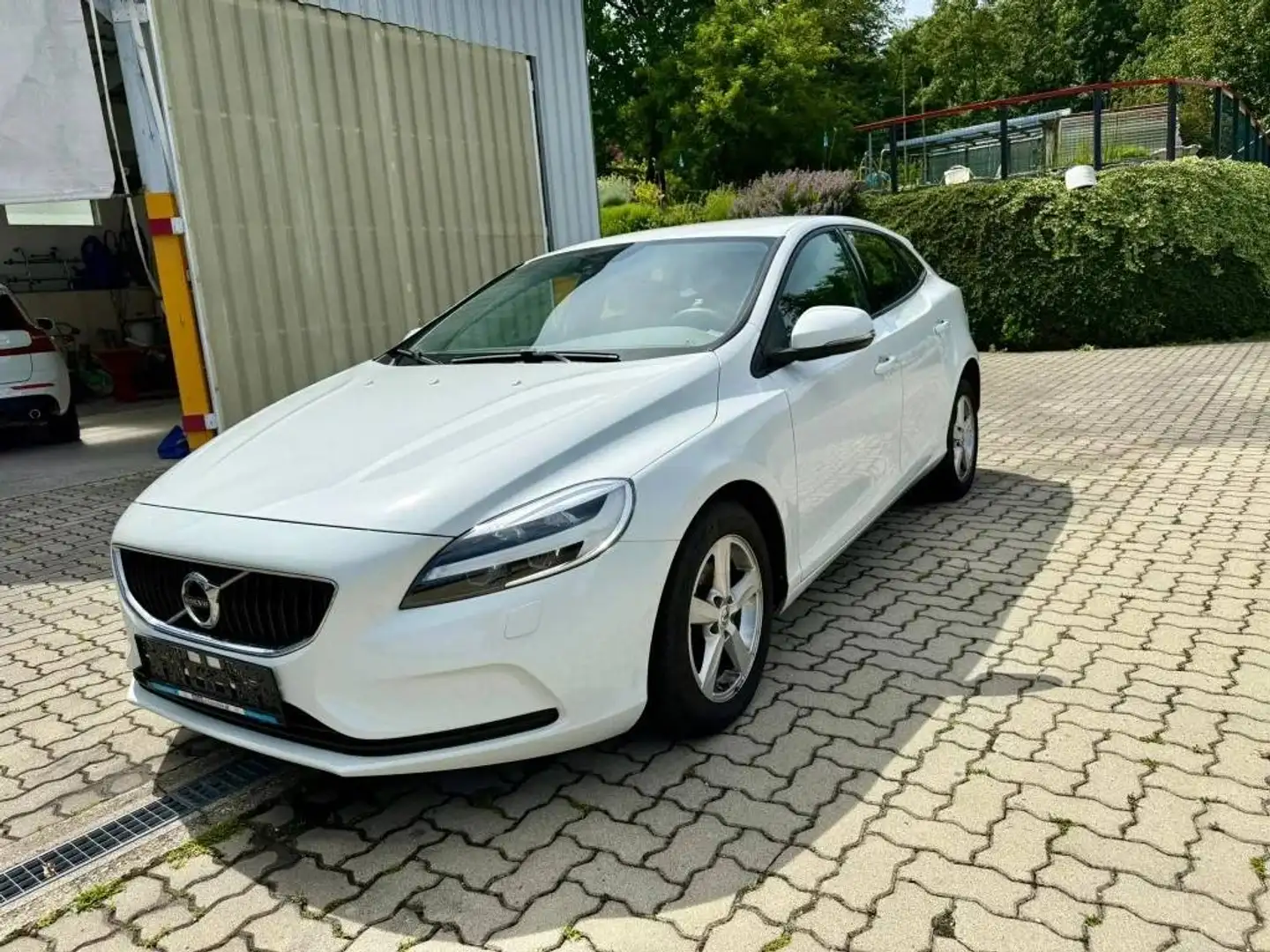 Volvo V40 V40 D2 Momentum Momentum Weiß - 1