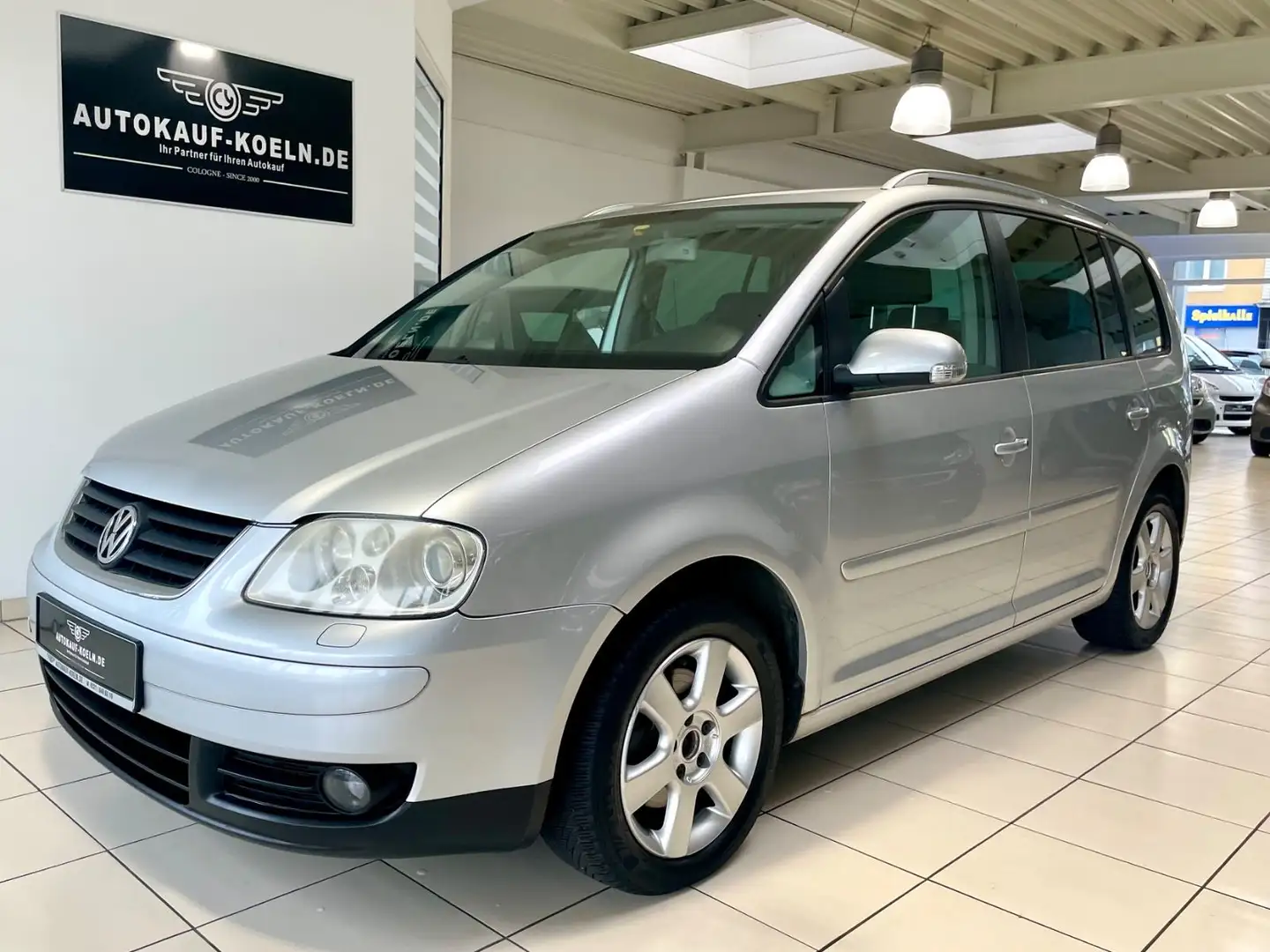 Volkswagen Touran Highline 1,9 TDI/Automatik/Navi/Klima/Alu Stříbrná - 2