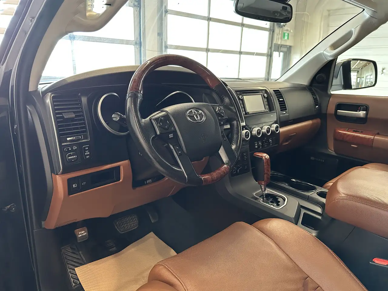 Toyota Sequoia снимка Toyota Sequoia