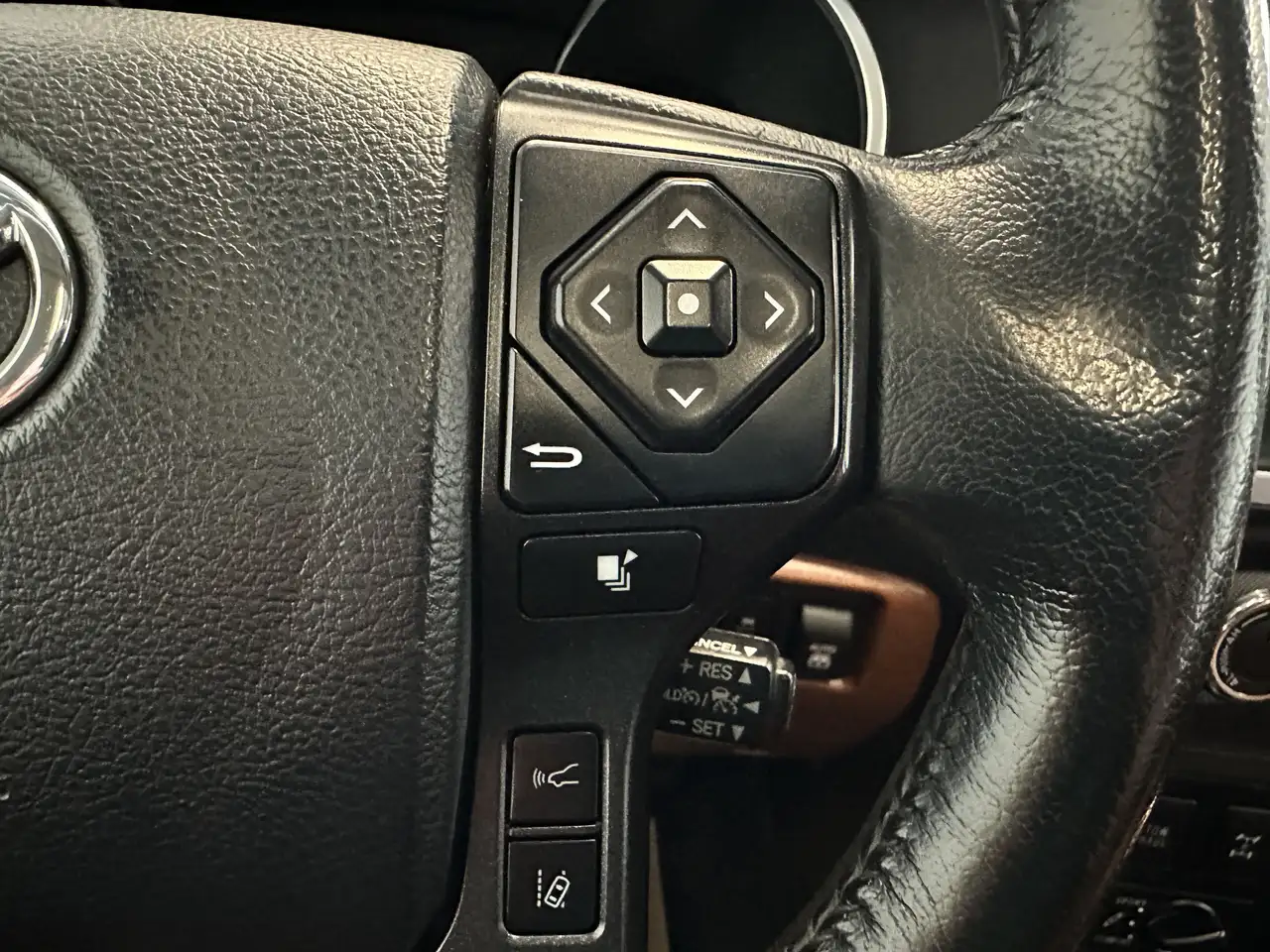 Toyota Sequoia снимка Toyota Sequoia