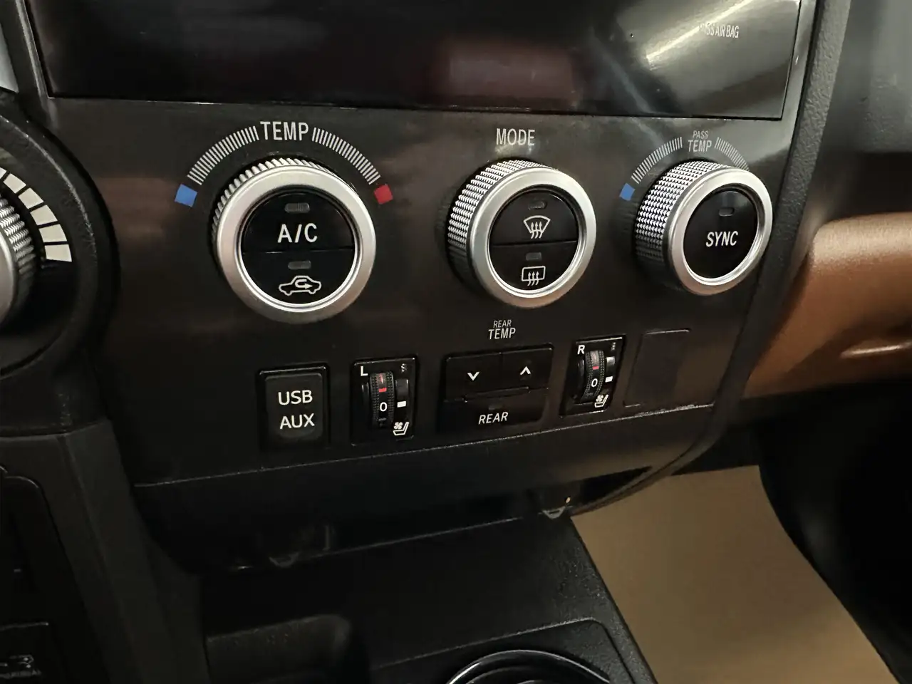 Toyota Sequoia снимка Toyota Sequoia