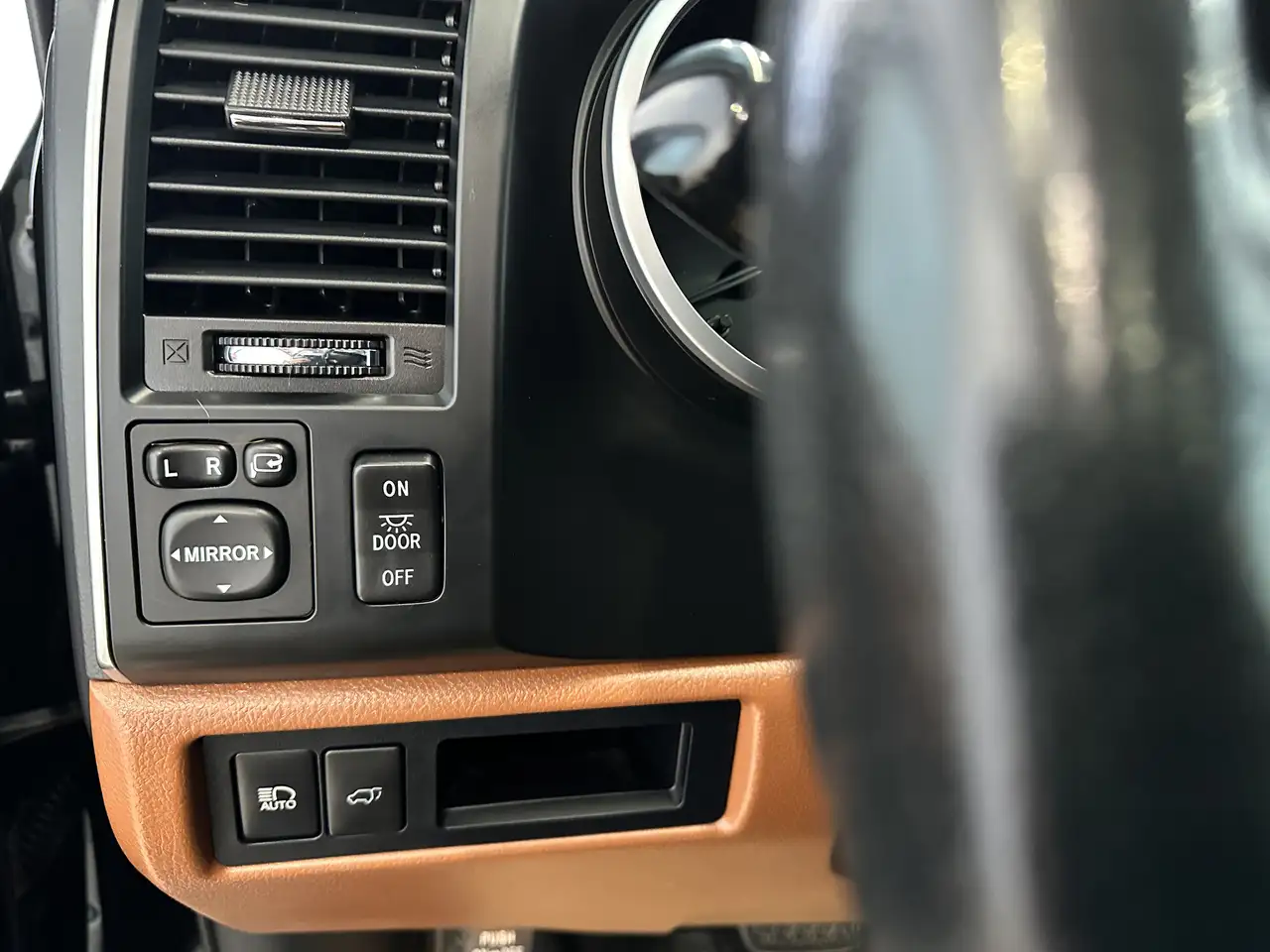 Toyota Sequoia снимка Toyota Sequoia