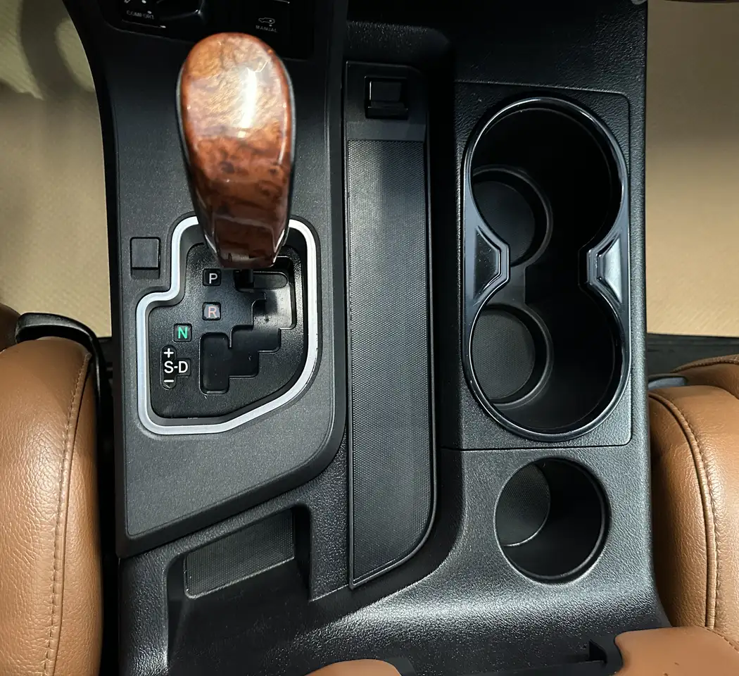 Toyota Sequoia снимка Toyota Sequoia