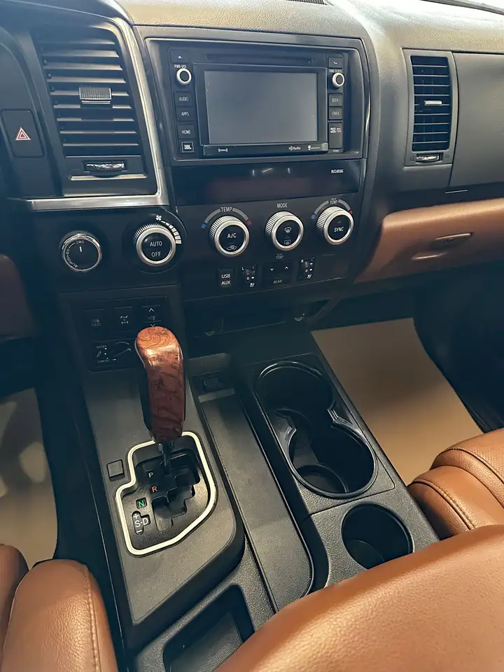 Toyota Sequoia снимка Toyota Sequoia