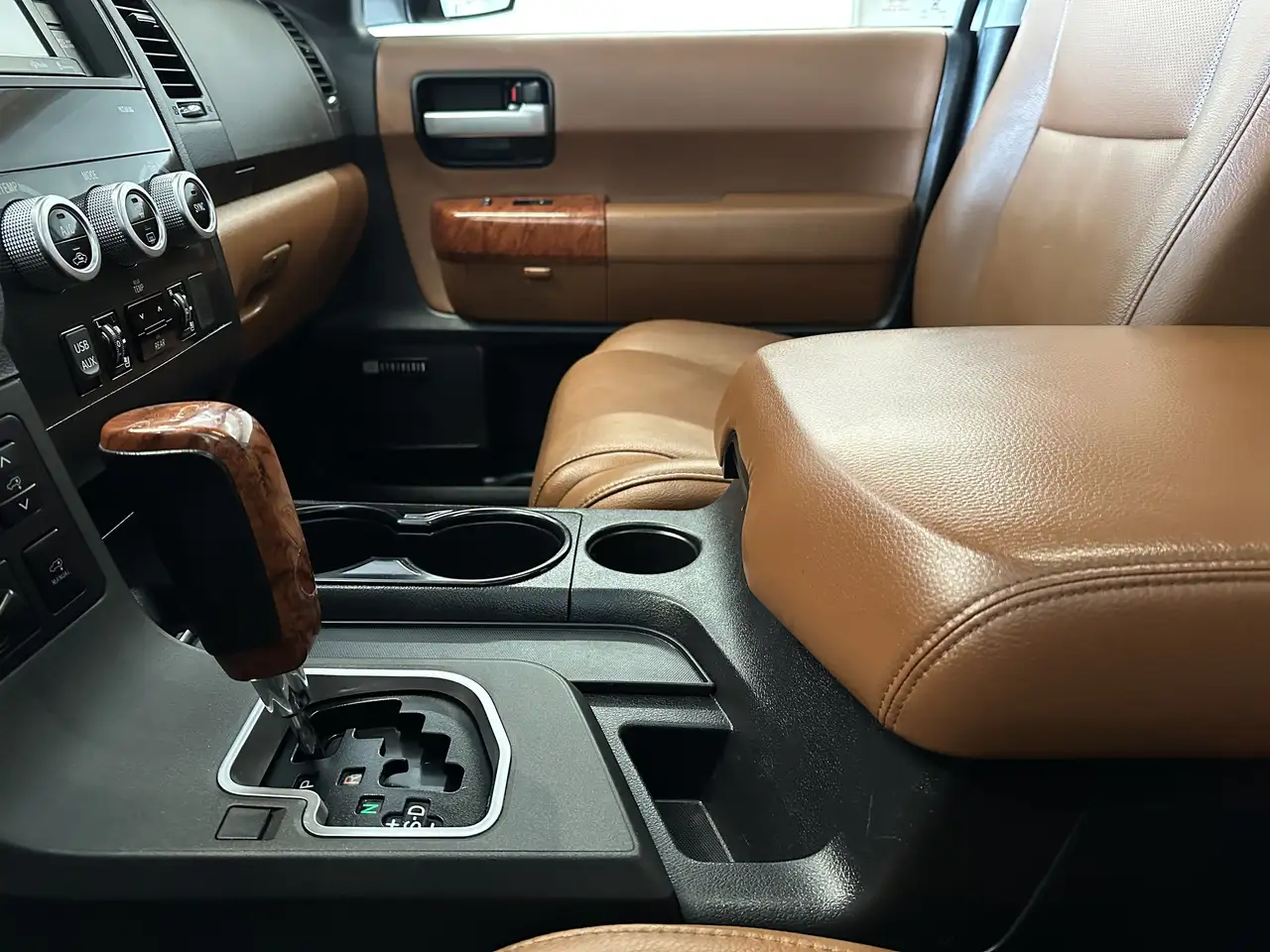 Toyota Sequoia снимка Toyota Sequoia