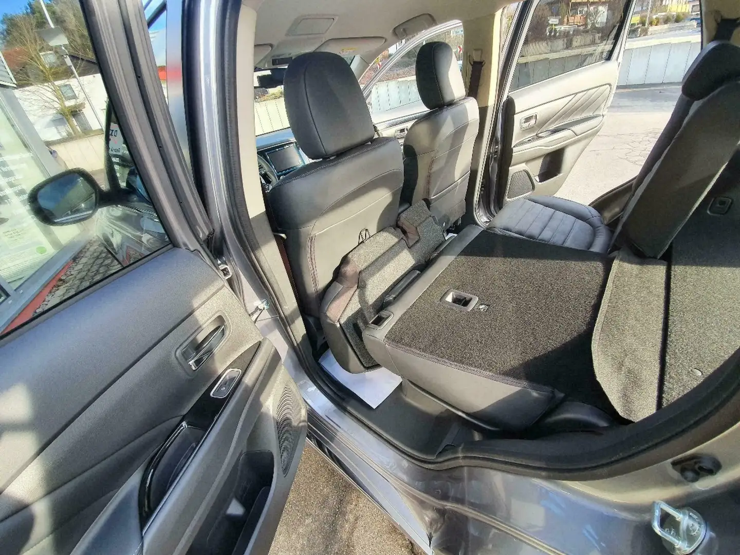 Mitsubishi Outlander Outlander Plug-in Hybrid BASIS Spirit 4WD Grau - 2