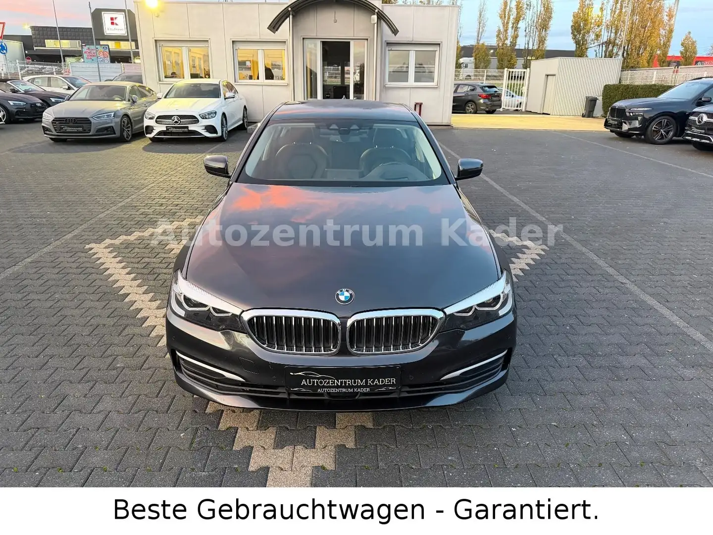 BMW 530 i xDrive*Leder*LED*Navi*Spurhalte*SideAss*Vi Grau - 2