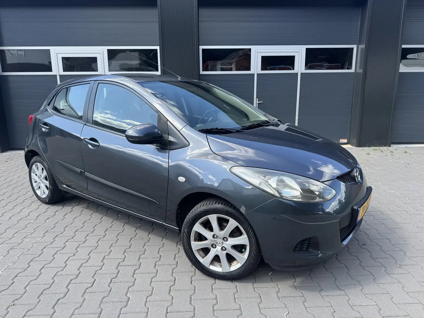 Mazda 2 1.3 TS Airco NW Apk NL auto Grijs - 1