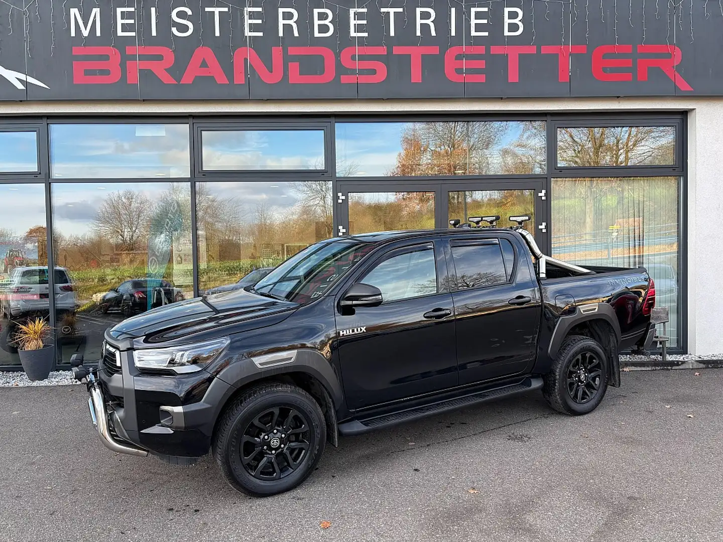 Toyota Hilux DK Invincible 4WD 2,8 D-4D Schwarz - 1