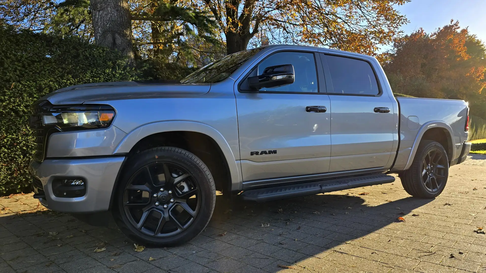 Dodge RAM Model 2025 Laramie Night € 65.900 ,- excl btw Silber - 1