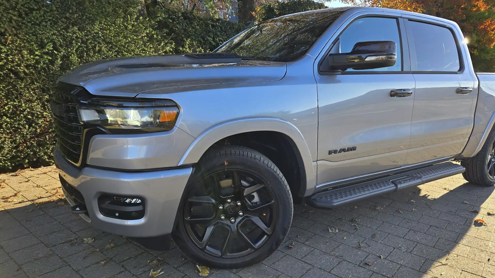 Dodge RAM Model 2025 Laramie Night € 68.900 ,- excl btw Plateado - 1
