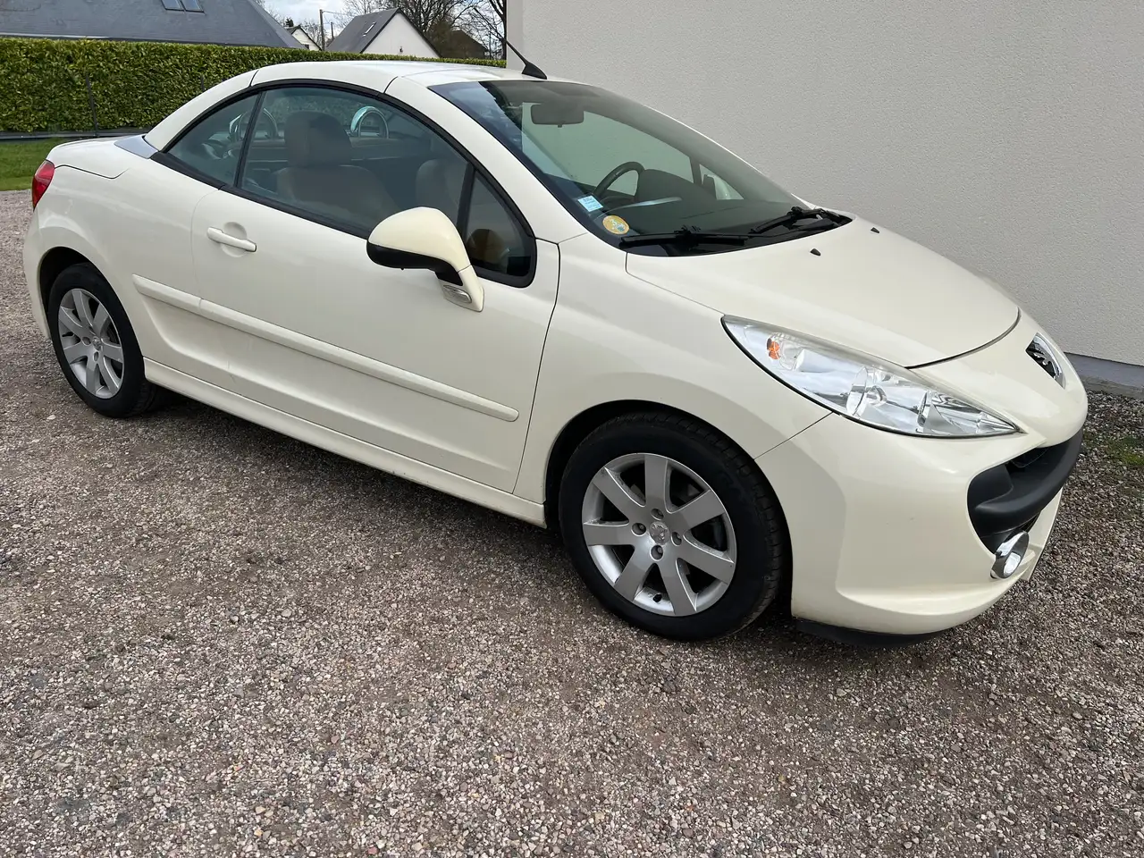 Peugeot 207 CC 1.6 HDi 16V 110ch FAP BLUE LION Sport