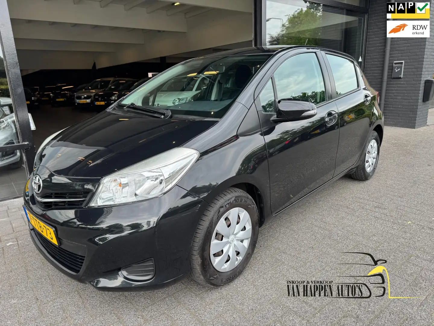 Toyota Yaris 1.3 VVT-i Now Zwart - 1