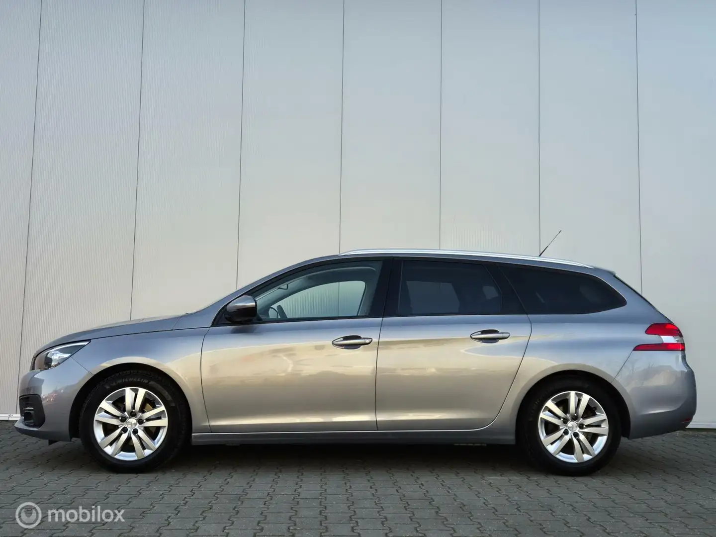 Peugeot 308 SW 1.2 PURETECH EXECUTIVE/PANO/TREKHAAK/LED/CARPLA Grijs - 2