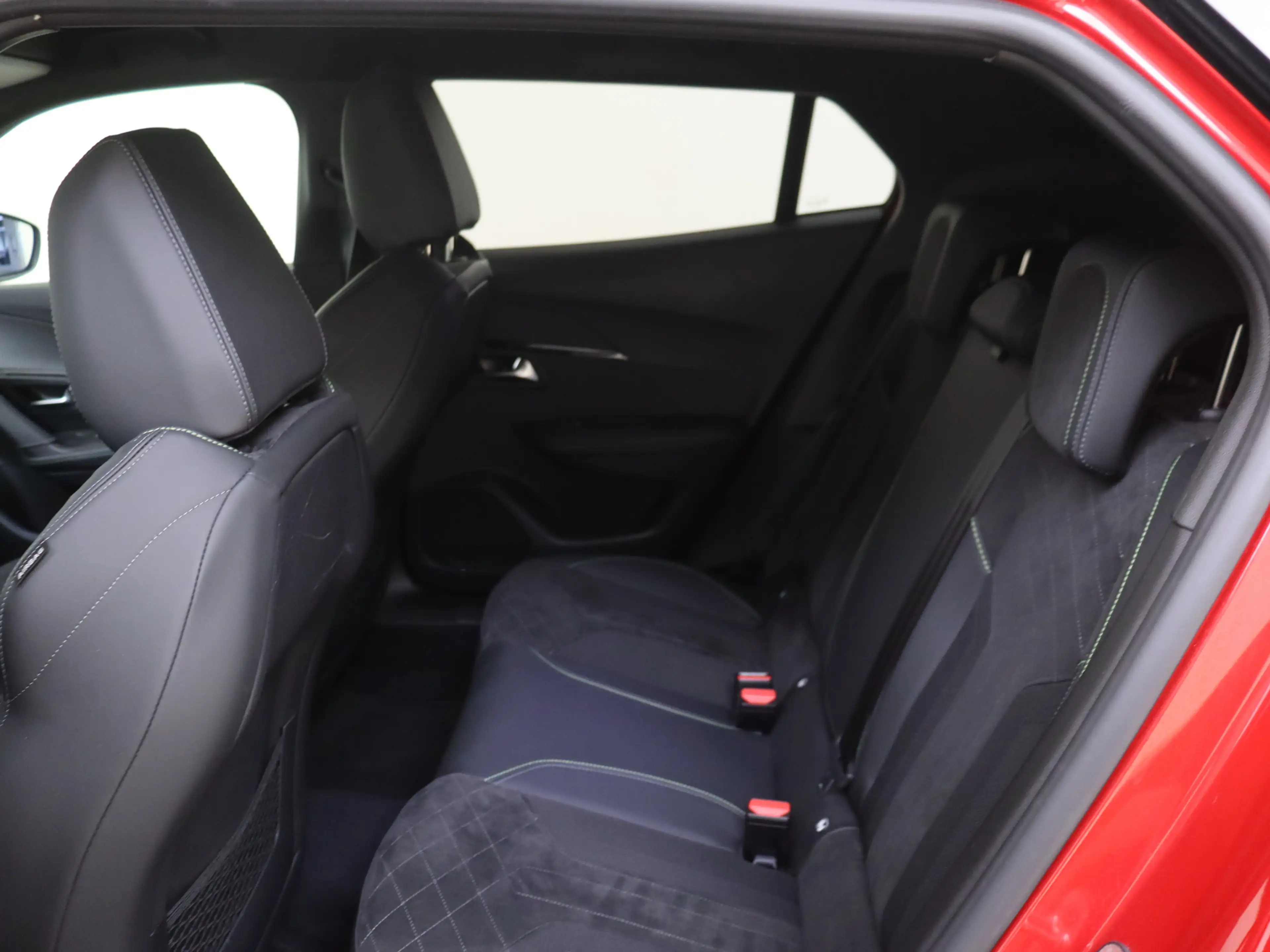 Peugeot e-2008 EV GT 50 kWh Alcantara bekelding | Keyless | Camer — photo 12