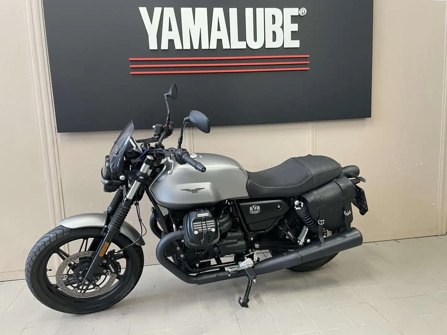 Moto Guzzi V 7 STONE Gris - 2