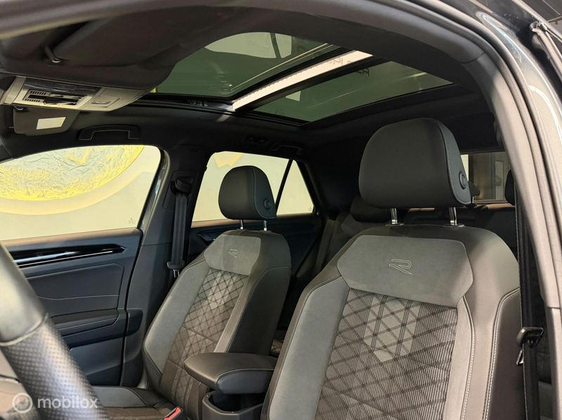 Volkswagen T-Roc 1.5 TSI 3x R-Line Panorama/Black Style/Trekhaak — photo 28