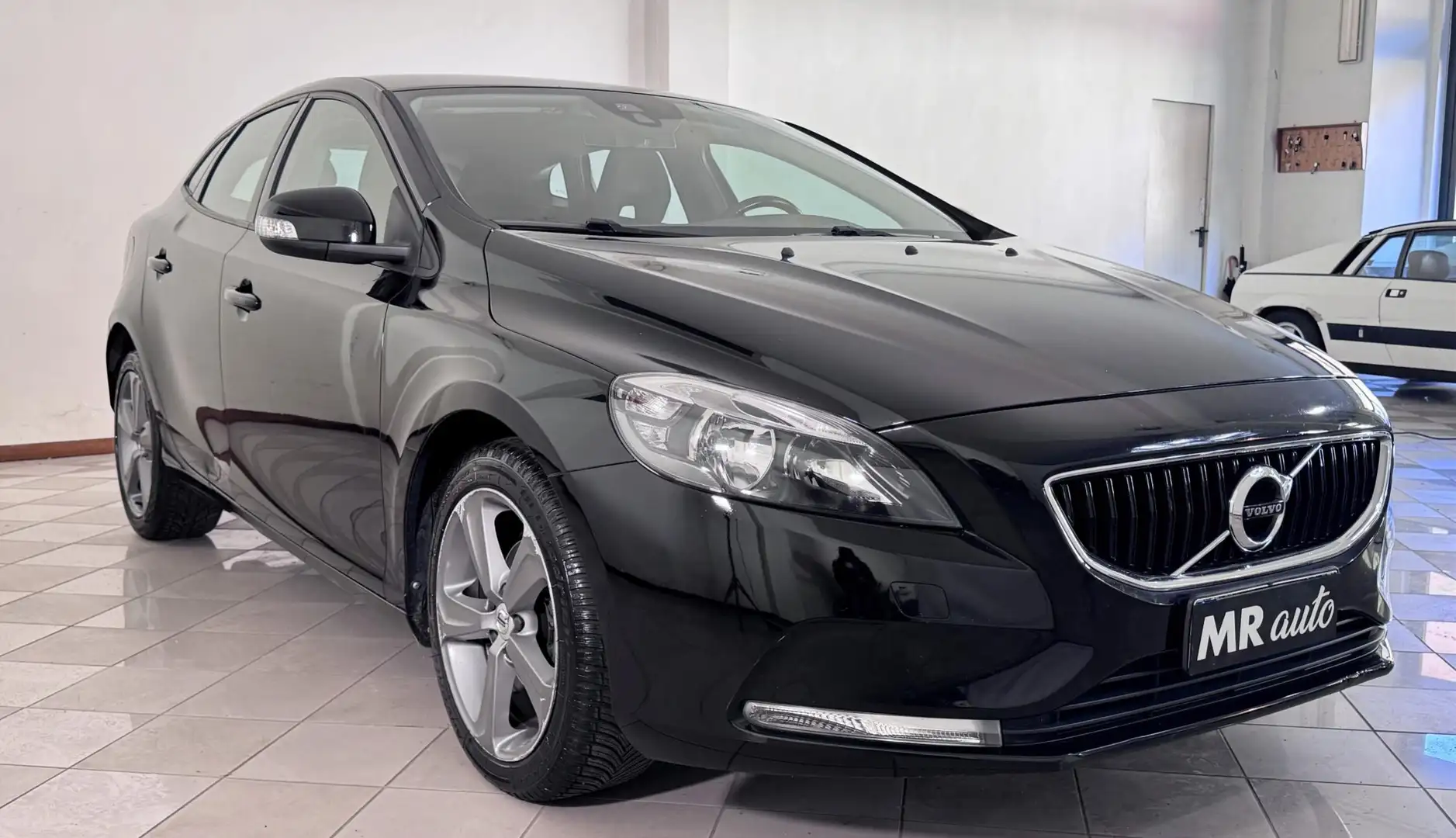 Volvo V40 2.0 d2 Momentum my17 Nero - 2