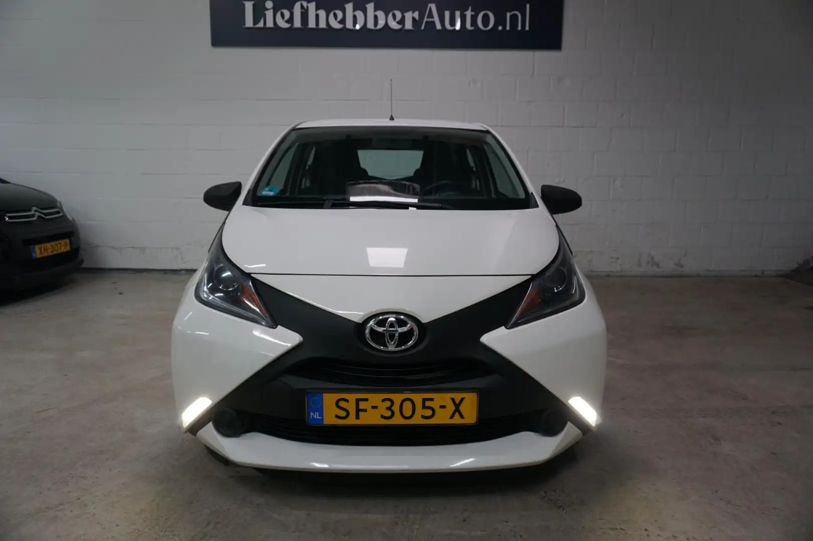 Toyota Aygo 1.0 VVT-i x-fun/1e eigenaar/Airco/NAP/Apk 3-2026 Wit - 2