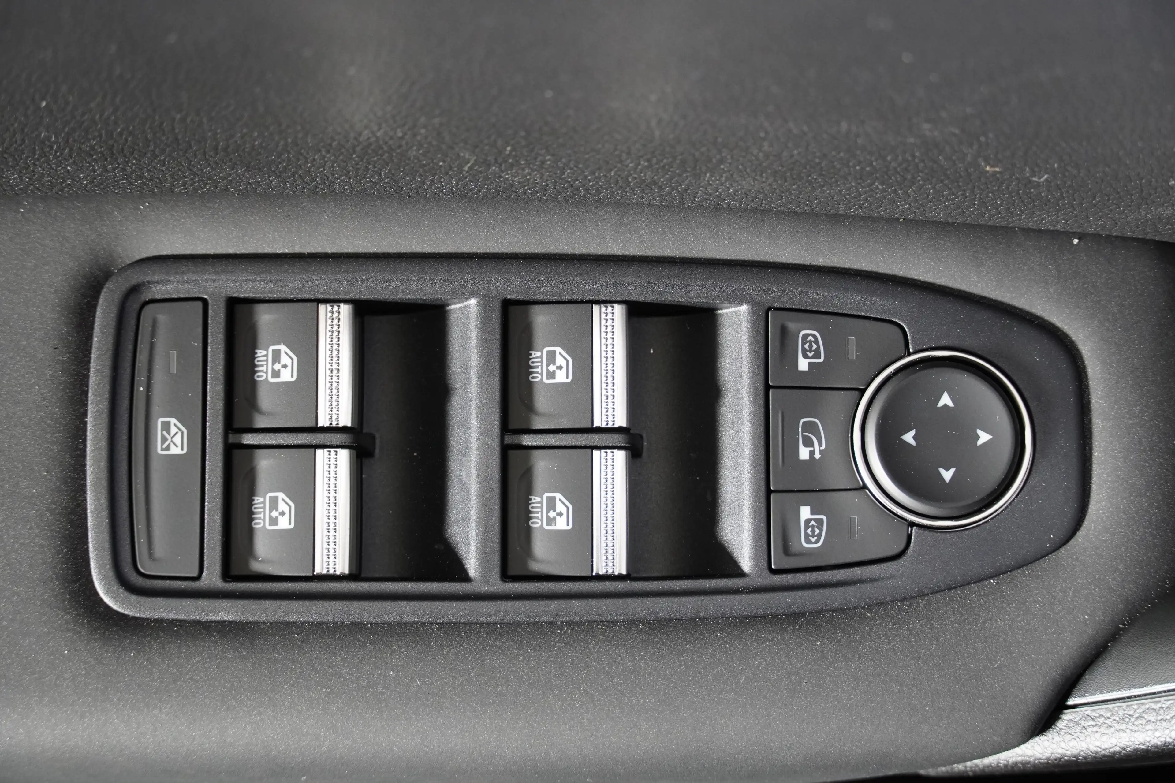 Mitsubishi Grandis 1,3 Petrol Invite C26,5 ab EUR27.640 — photo 6