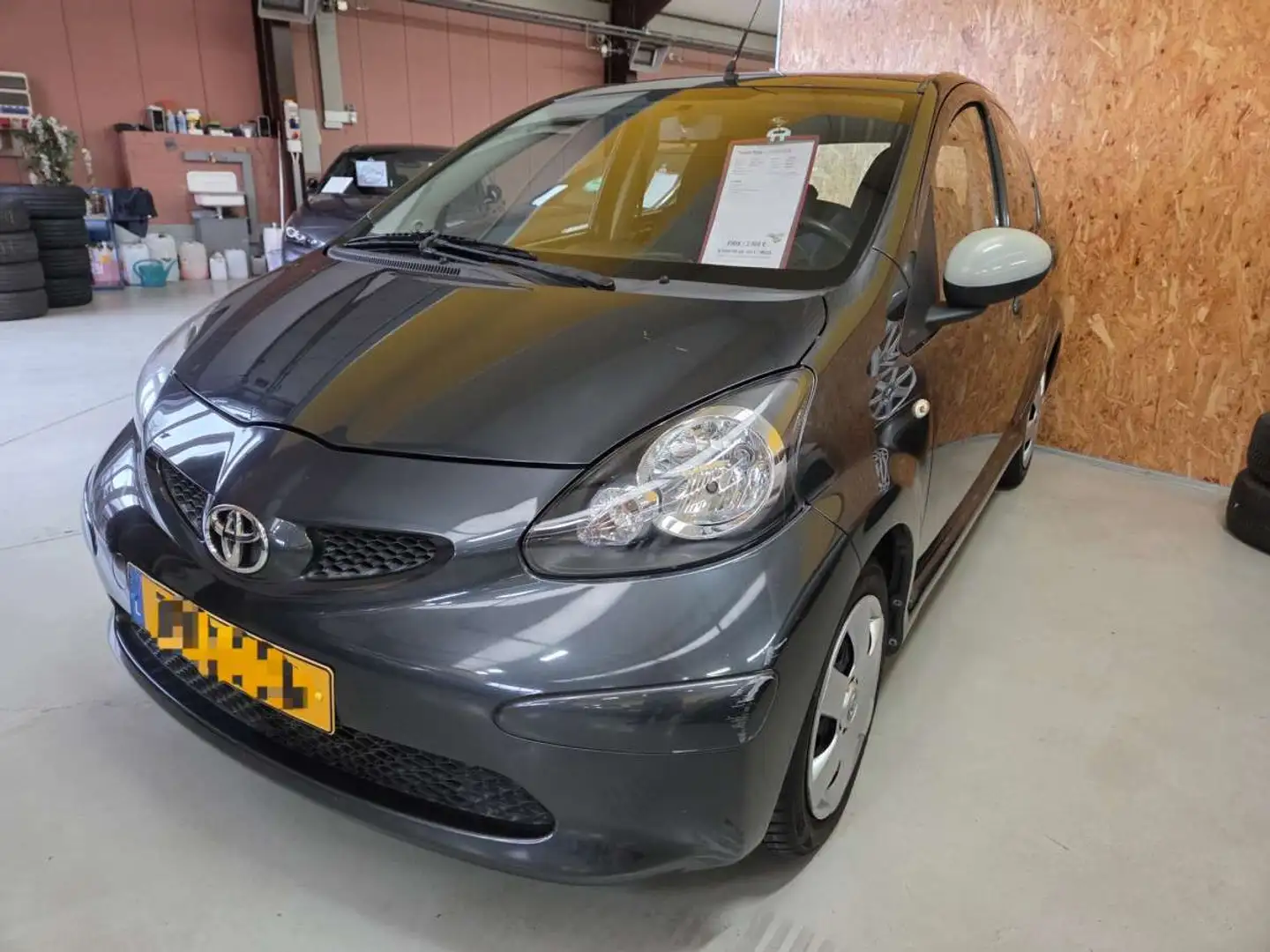 Toyota Aygo 1.0 ESSENCE Gris - 1