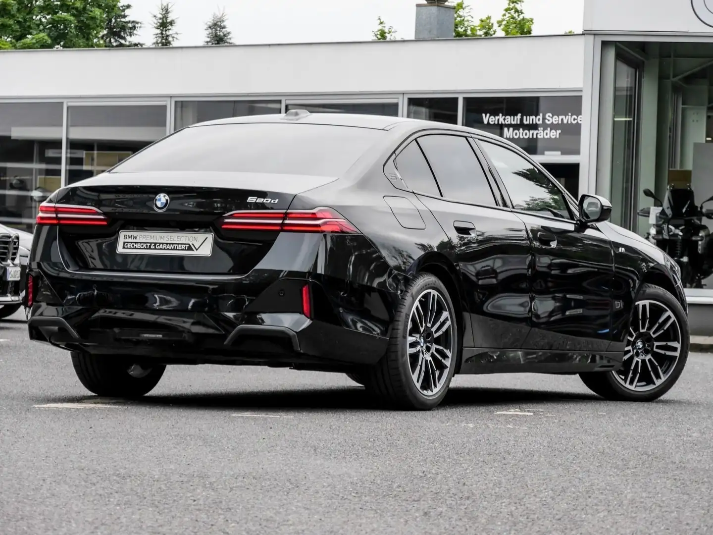 BMW 520 d M SPORT+H/K+AHK+DA+DA PLUS+PA+LHZ Zwart - 2