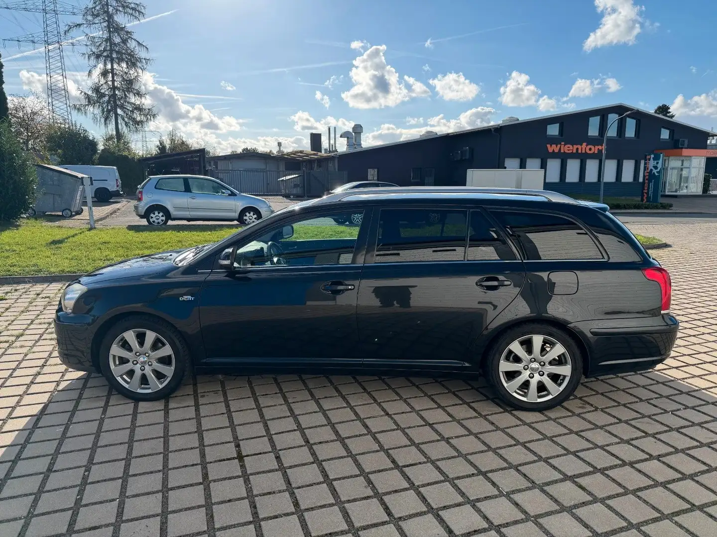 Toyota Avensis Kombi 2.2 D-CAT Travel Schwarz - 2