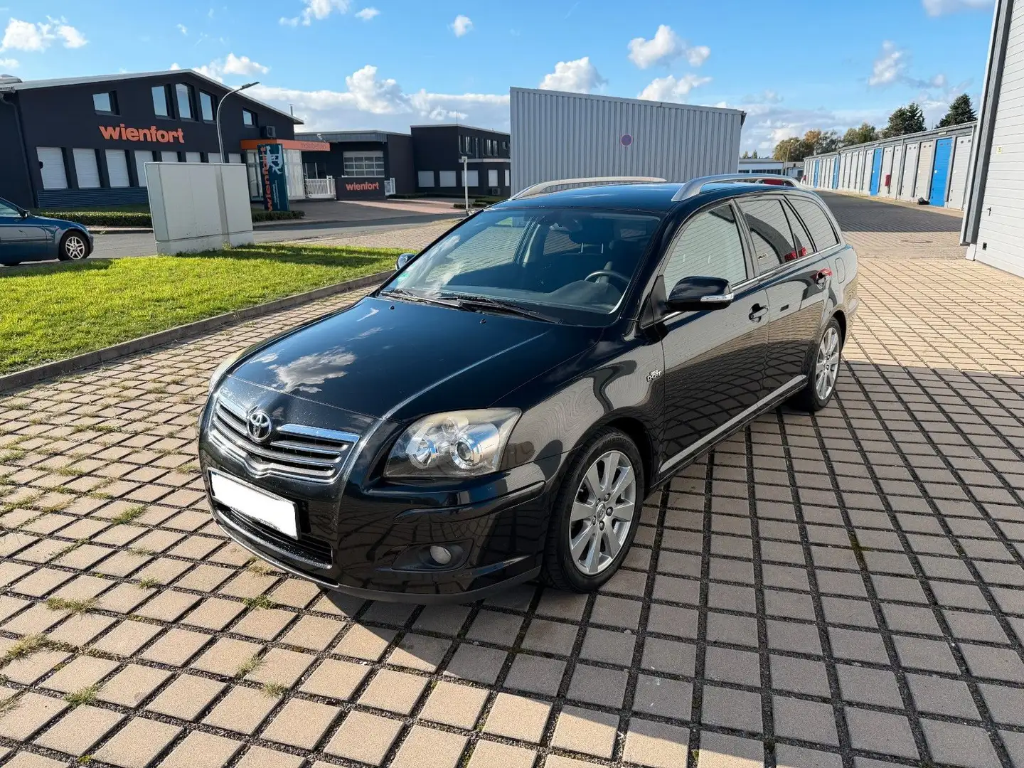 Toyota Avensis Kombi 2.2 D-CAT Travel Schwarz - 1