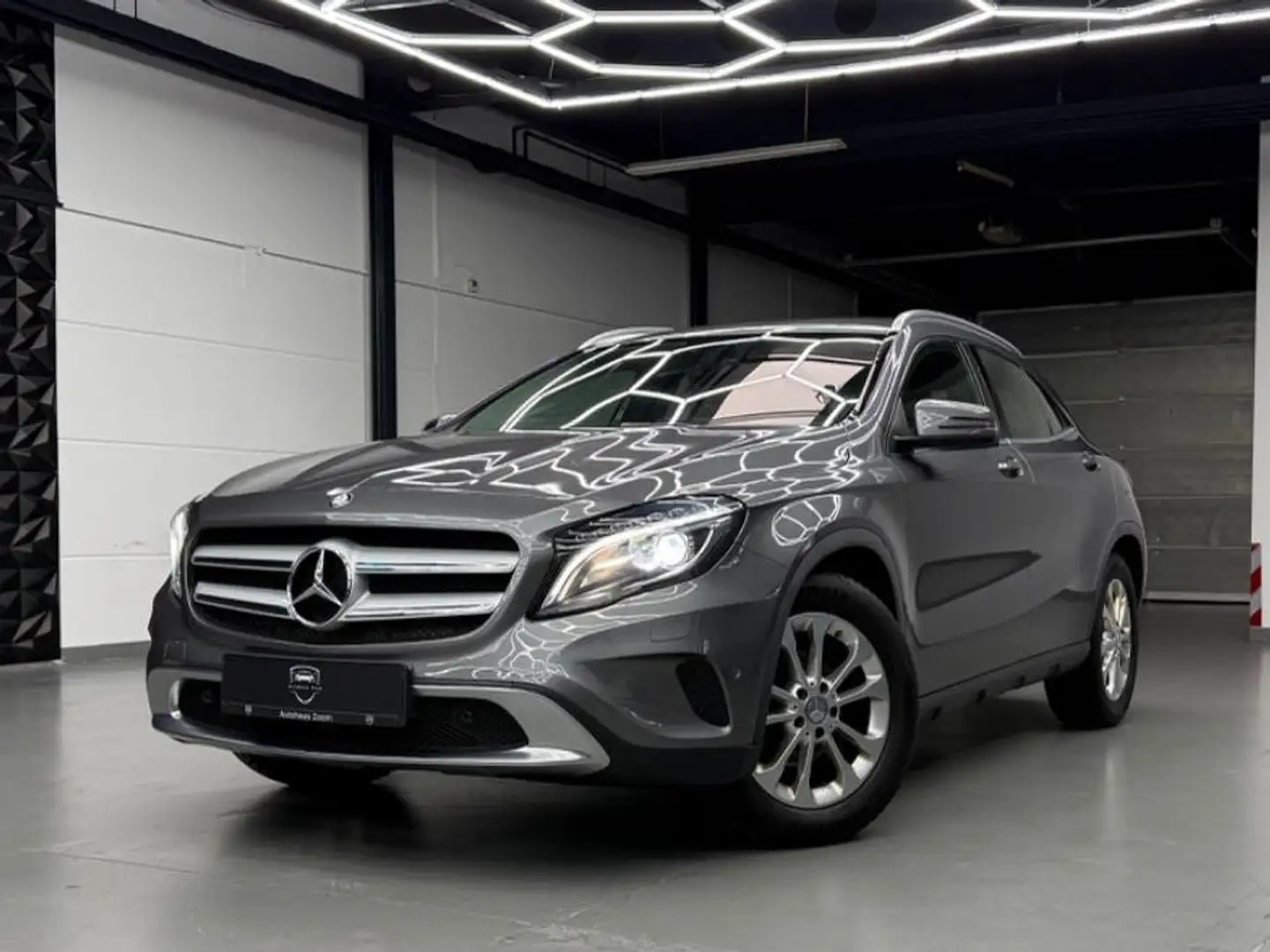 Mercedes-Benz GLA 200 Urban KAMERA/AHK/XENON/SCHECK/TÜV NEU Gris - 1