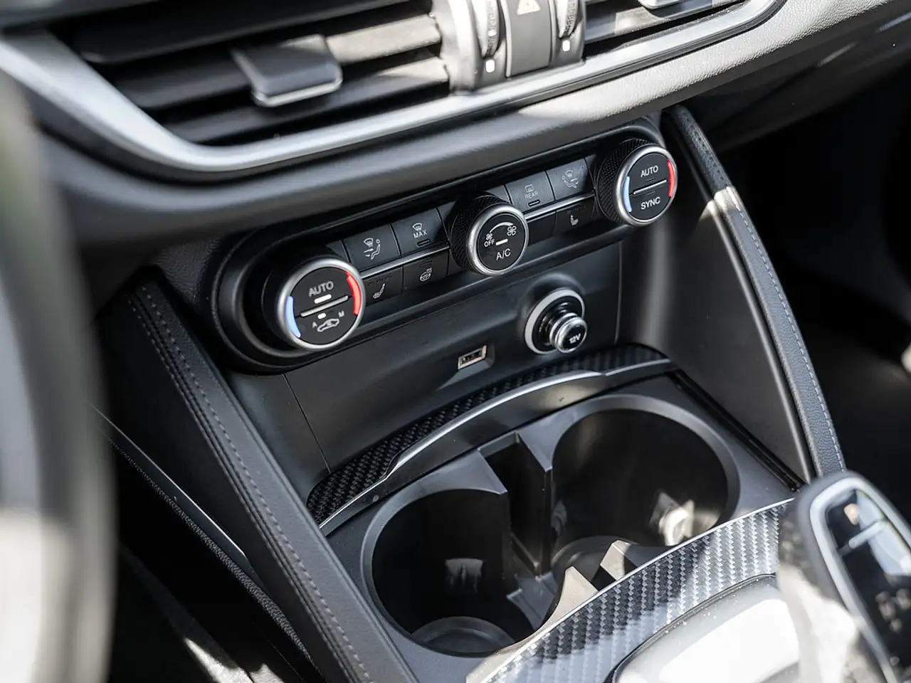 Alfa Romeo Stelvio 2023 — фото 8
