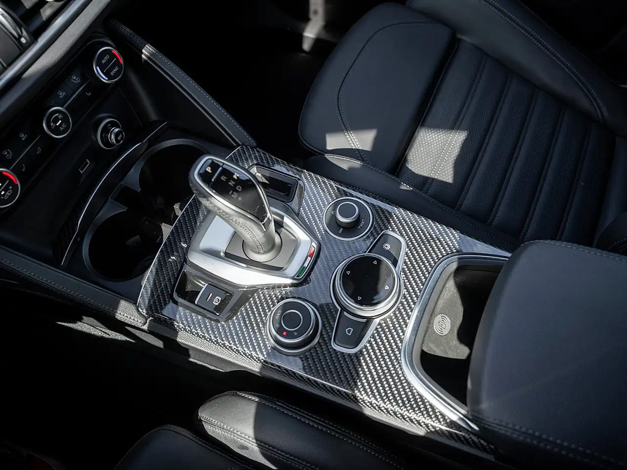 Alfa Romeo Stelvio 2023 — фото 9