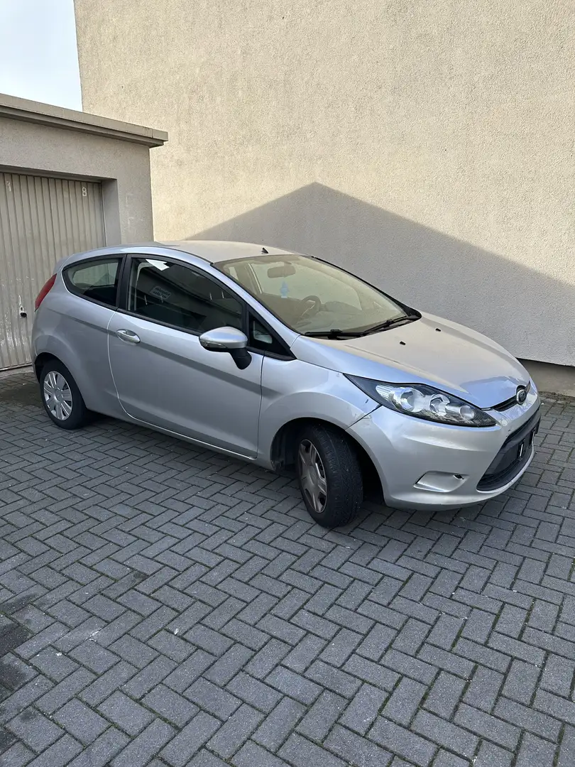 Ford Fiesta 1.25 Ambiente Silber - 2