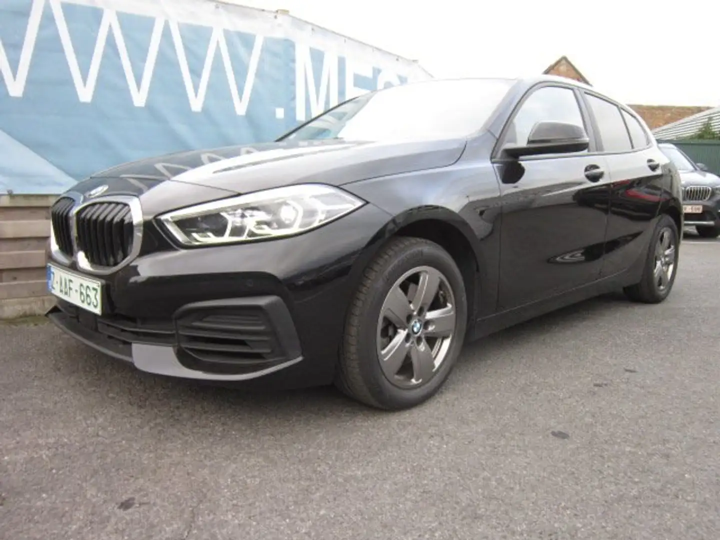 BMW 116 iA NAVI + KOPLAMP LED + AUTOMAAT + PDC + CRUISE C. Zwart - 1